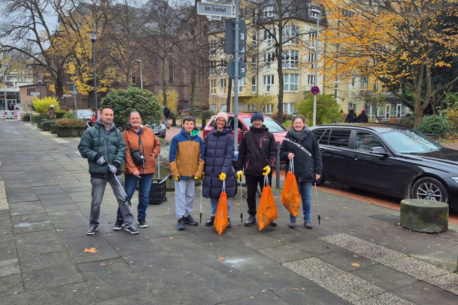 helfer des CleanUp-Tages in Bad Godesberg laufen auf der Straße