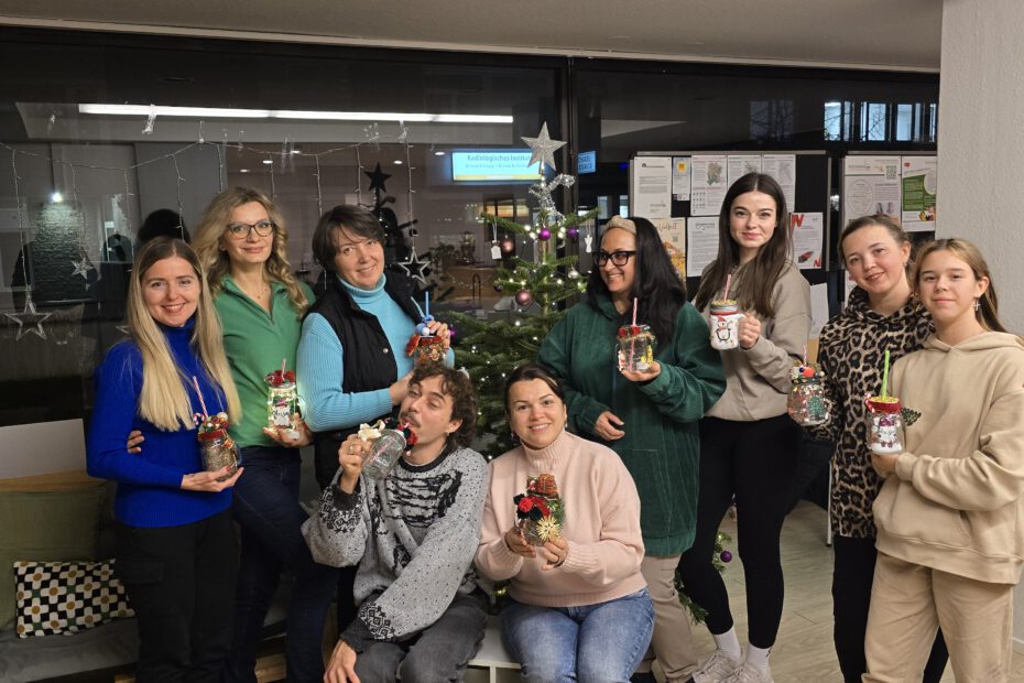 Weihnachtsbasteln der Organisation OlamAid